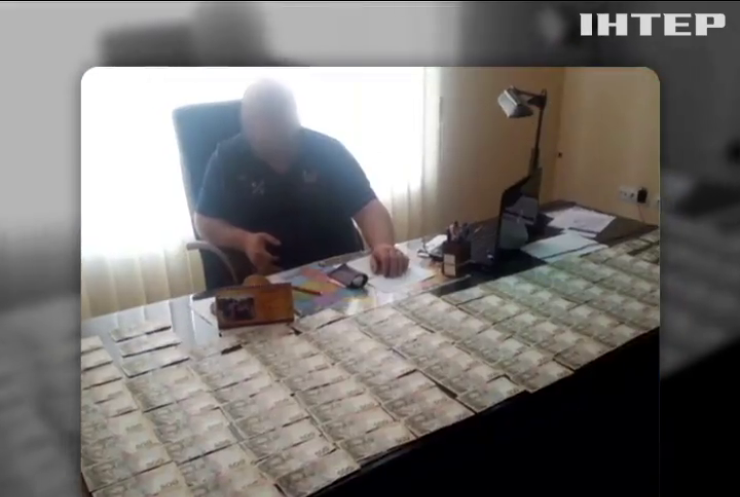 Во Львове на взятке в 3 тыс. долларов поймали полицейского