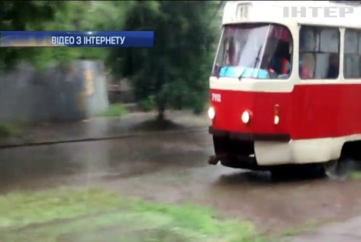 В Одесі затоплені дороги завмерли у заторах