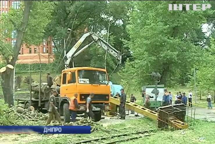 У Дніпрі перекинулася вантажівка комунальників