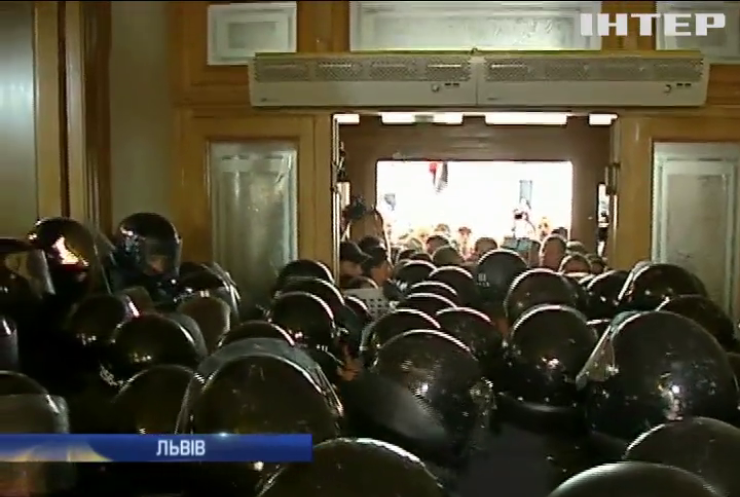Поліція Львова розбирає огорожі біля мерії