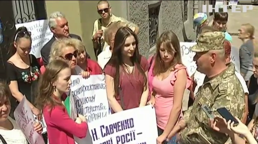 Контрактники застрягли у армії через військовий стан (відео)