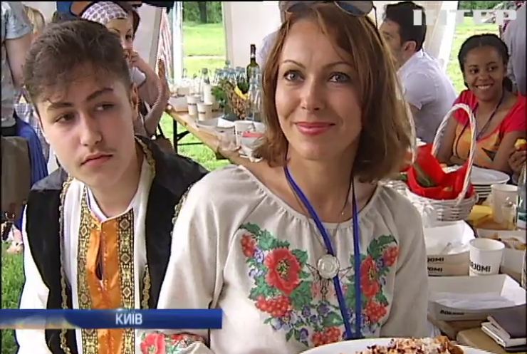 На міжнародний пікнік у Києві зібрали 30 страв з трьох континентів