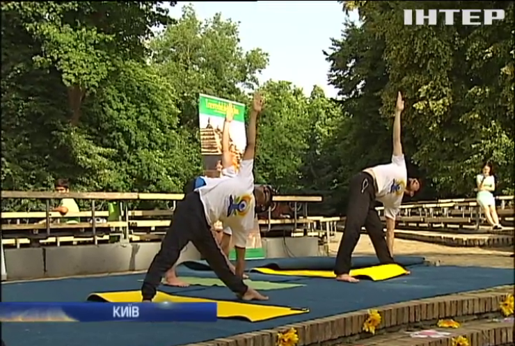 День йоги у Києві відзначили масовим тренуванням