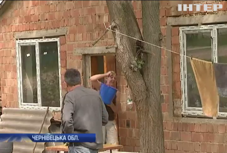 Волонтери на Буковині відновлюють будинок для ветерана АТО