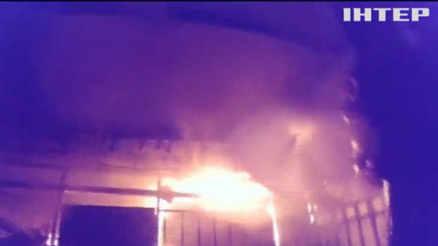 Пожежні у Чилі витягли з палаючого будинку жінку