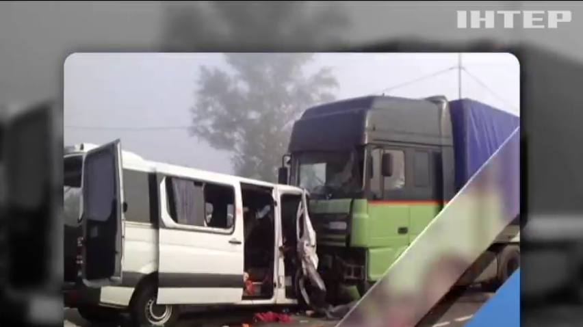 У Росії зіткнулися мікроавтобус та фура з українськими номерами