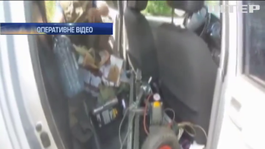 На Харківщині затримали позашляховик зі зброєю
