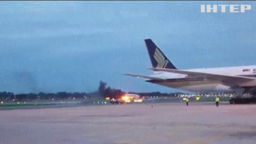 В Сингапуре загорелся самолет с пассажирами