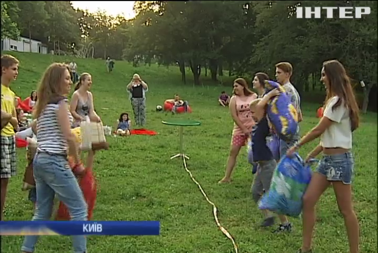 У Києві влаштували бої подушками на піжамній вечірці 