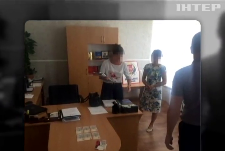 СБУ затримала двох чиновників-хабарників на Київщині