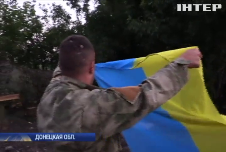 Под Мариуполем боевики минами сбивают флаги Украины