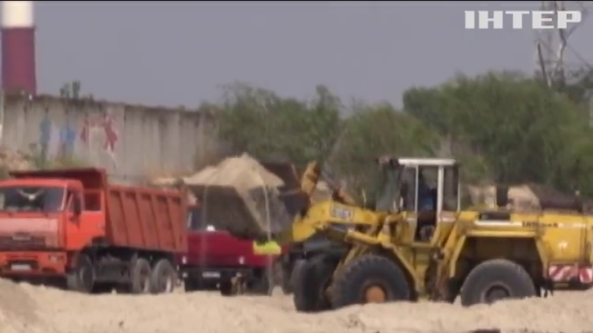 В Киеве прокуроры "крышуют" нелегальную добычу песка