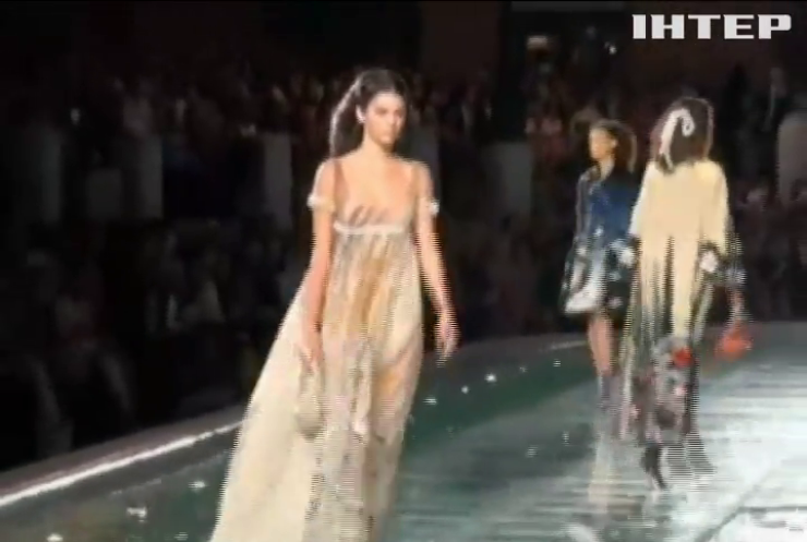 В Італії влаштували показ мод у фонтані