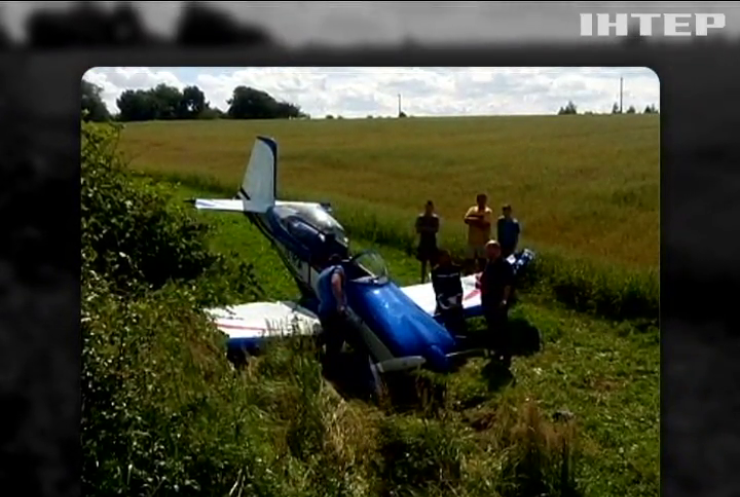 Во Львовской области у самолета при посадке оторвало крыло