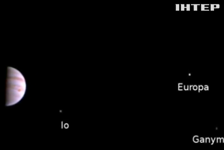 Зонд Juno відправив кольорове фото Юпітера на Землю