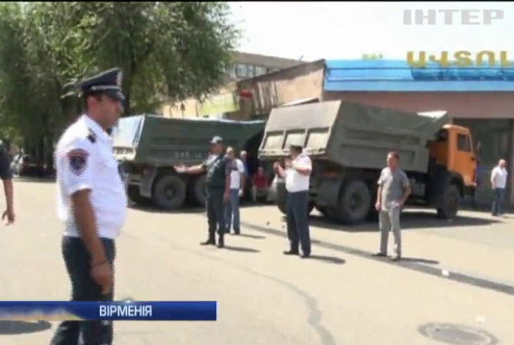 Поліція Єревану може штурмувати поліцейський відділок