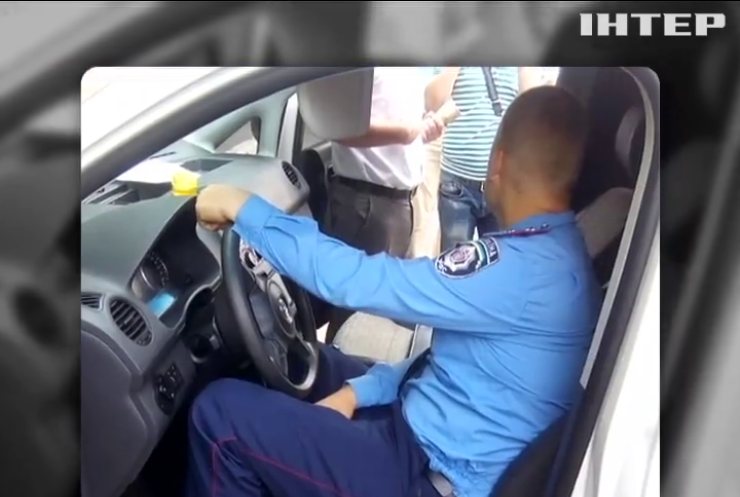 На Чернігівщині затримали двох поліцейських за хабар 