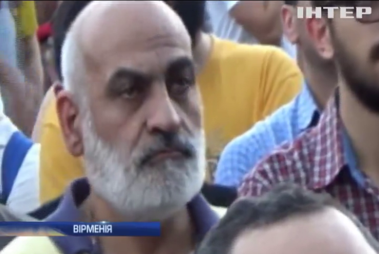 У Єревані протестують проти штурму захопленої будівлі