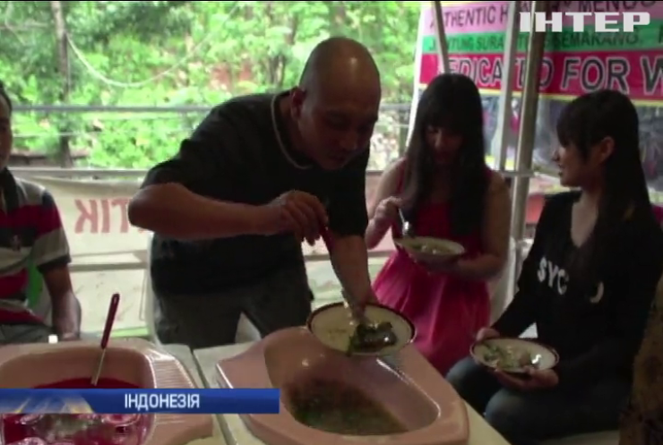 В кафе Індонезії відвідувачі їдять з унітазів