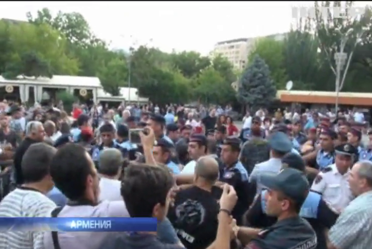 В Армении третьи сутки удерживают заложников в полицейском участке