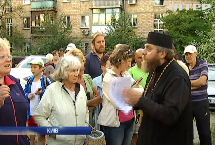 В Києві у вірян намагаються відібрати храм 