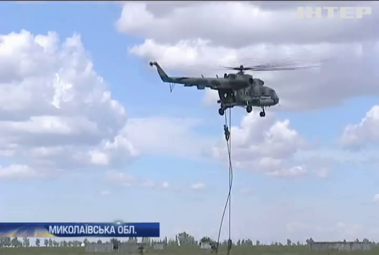 Під Миколаєвом військові вразили виконанням десанту без парашутів