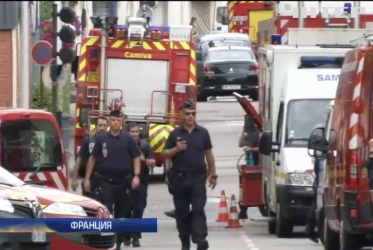 Теракт во Франции: полиция ищет вокруг церкви взрывчатку