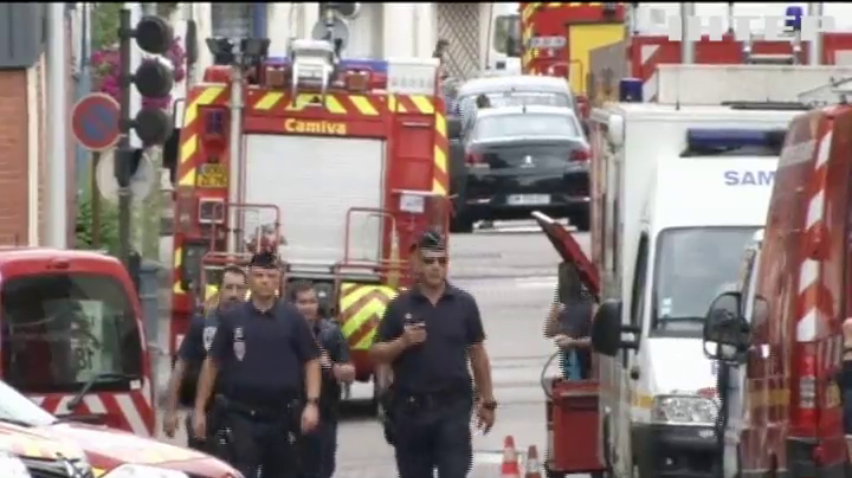 Теракт во Франции: полиция ищет вокруг церкви взрывчатку