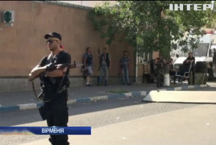 У Єревані нападники на поліцейський відділок вимагають зустрічі з міністром