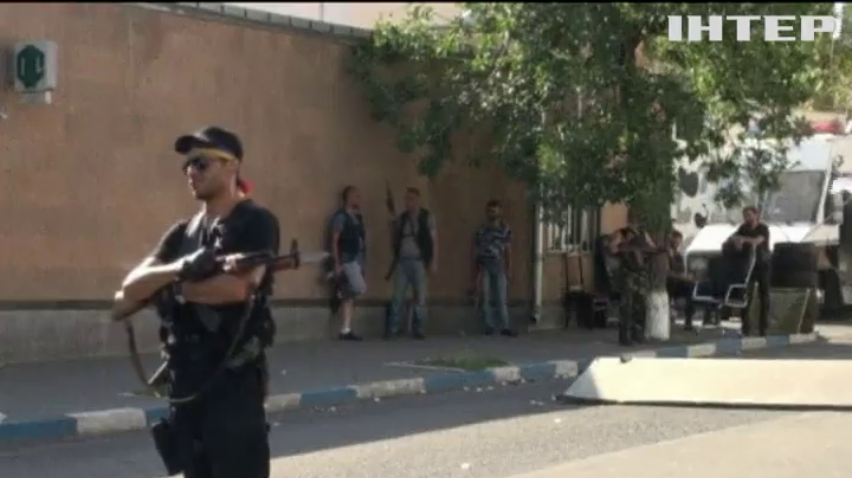 У Єревані нападники на поліцейський відділок вимагають зустрічі з міністром
