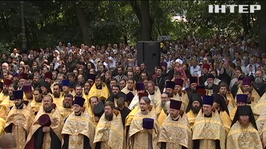 На Владимирской горке десятки тысяч людей помолились за мир в Украине