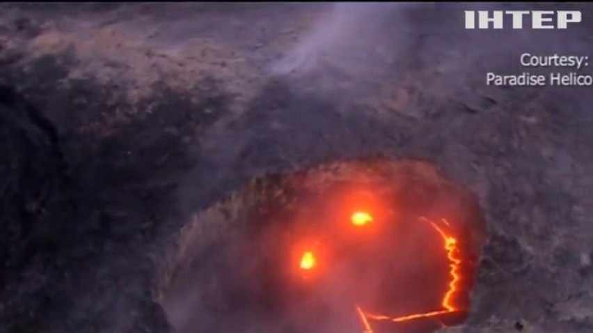 На Гаваях розпечена лава стікає в океан