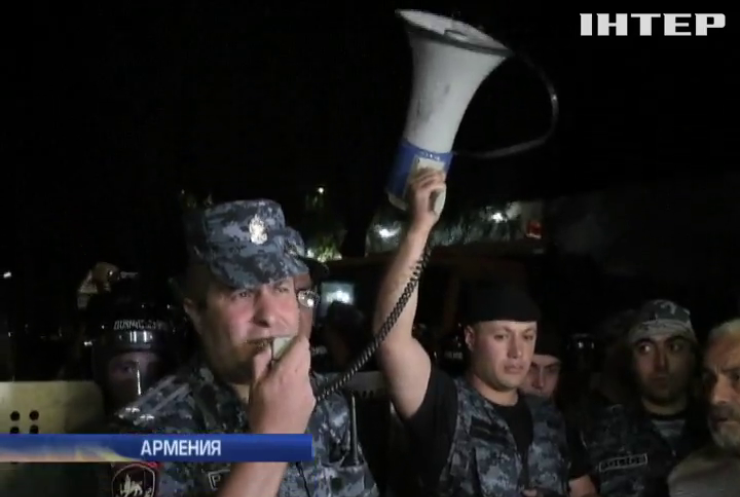 Полиция Армении задержала более 100 протестующих