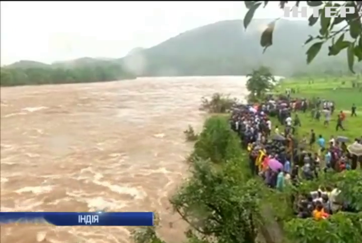 В Індії шукають 22 людини після падіння мосту
