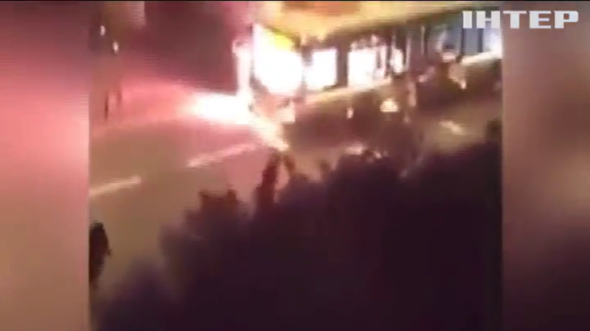 У Парижі закидали автобус коктейлями Молотова