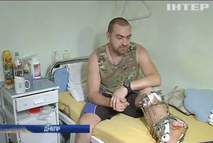В Днепре из раненых солдат достают осколки десятками (видео)