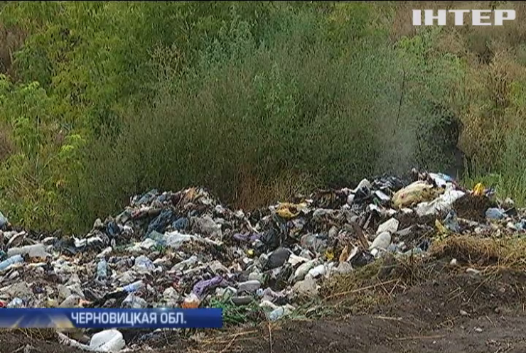 На Буковине жители готовы перекрывать дорогу из-за мусоровозов