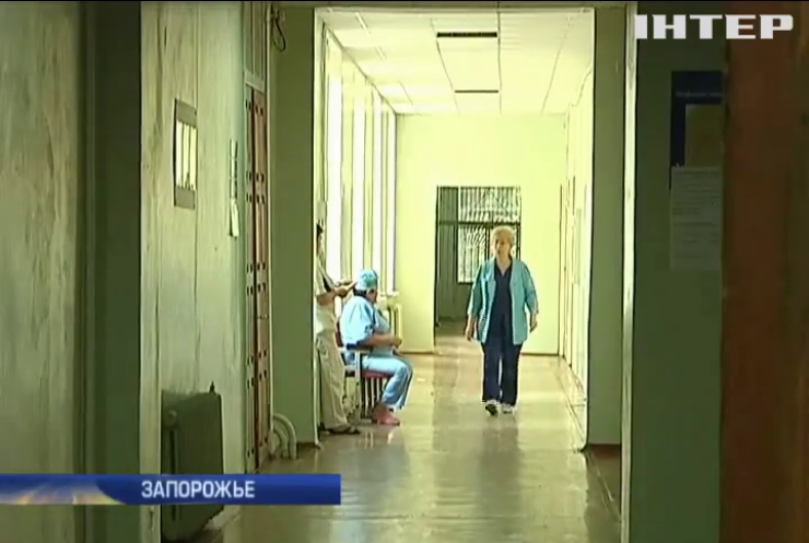 В Запорожье из больниц массово увольняется медперсонал