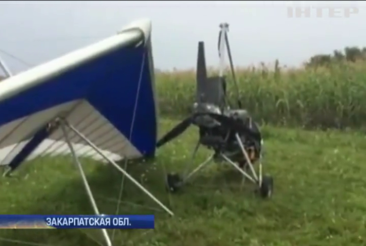 На Закарпатье пограничники обнаружили спрятанный в кукурузе дельтаплан