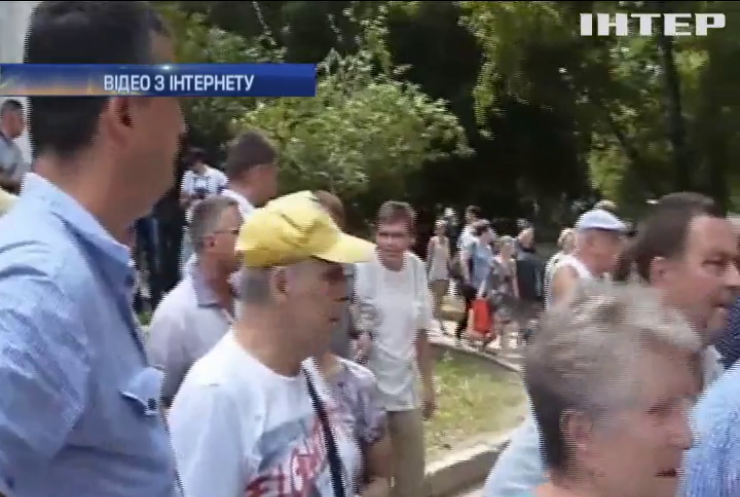 У Сімферополі розгнали мітинг перед Палацом профспілок