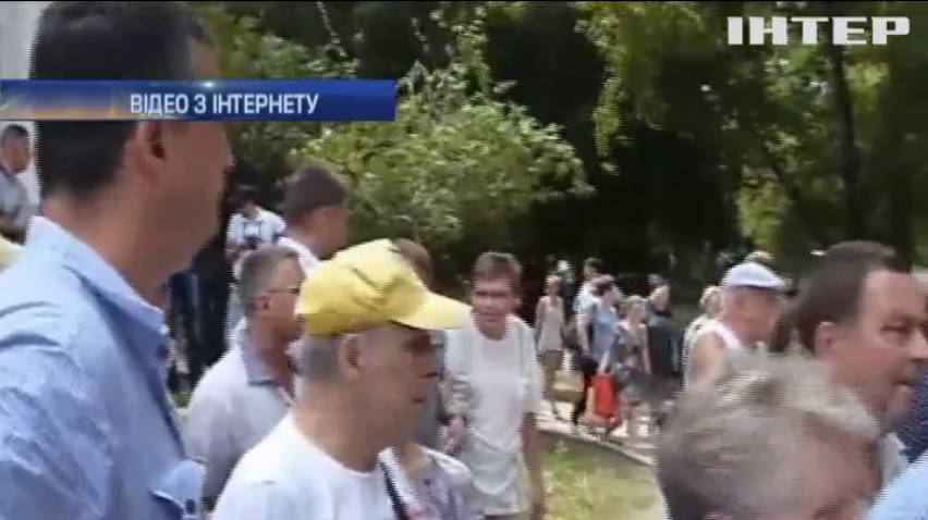 У Сімферополі розгнали мітинг перед Палацом профспілок