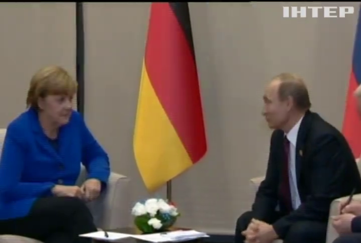 Меркель обговорить з Путіним звільнення заручників на Донбасі