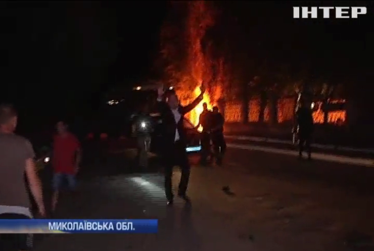 На Миколаївщині місцеві жителі закидали поліцейських камінням