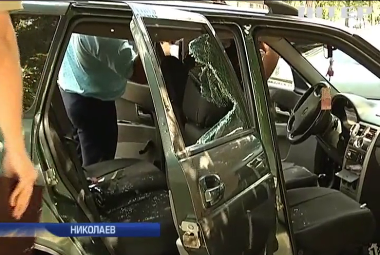 В Николаеве расстреляли автомобиль в центре города