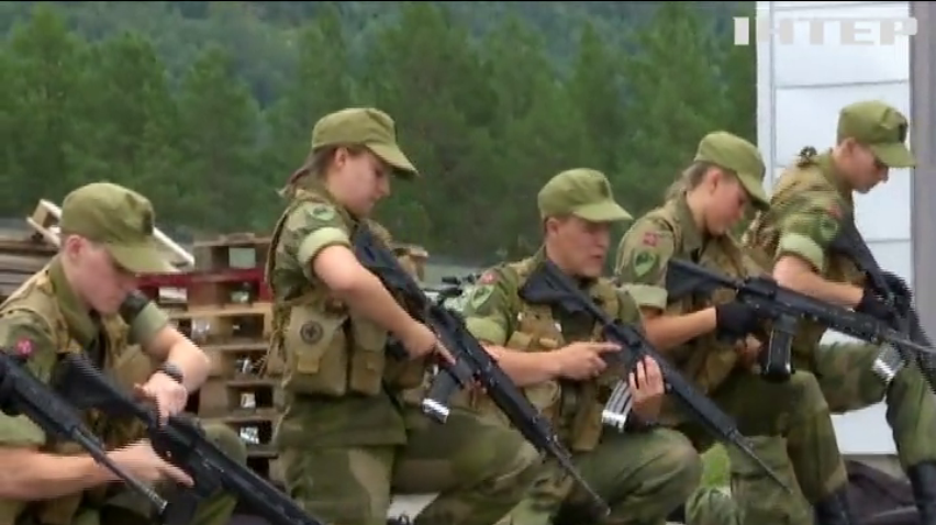У Норвегії дівчат зобов'язали служити у армії (відео)
