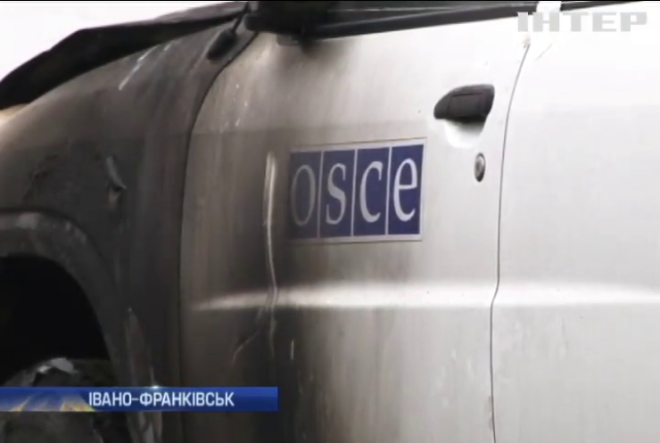 В Івано-Франківську шукають палія автомобіля ОБСЄ