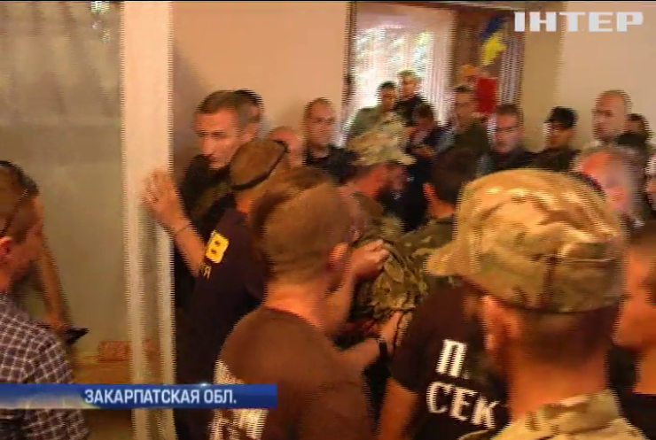 В Мукачево активисты "Правого сектора" устроили драку в суде