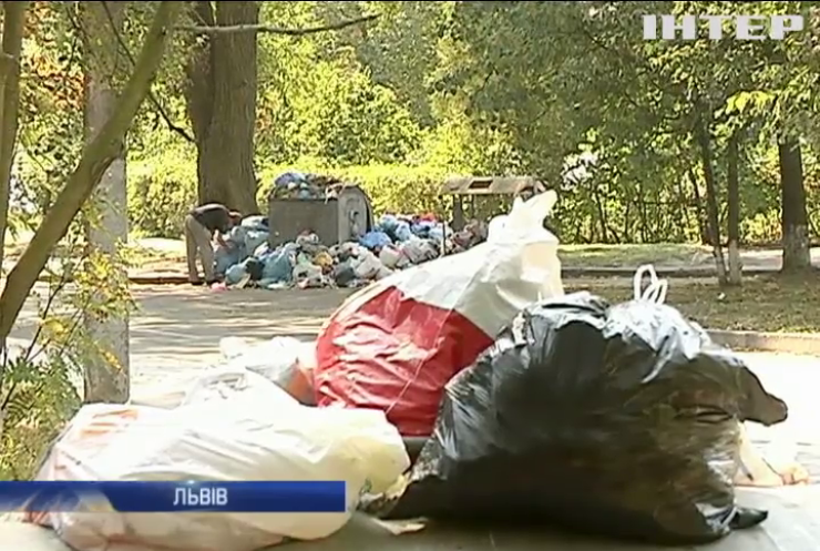 Львів'яни вивалили сміття на дорогу на знак протесту