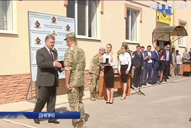 Порошенко нагородив військових квартирами у Дніпрі