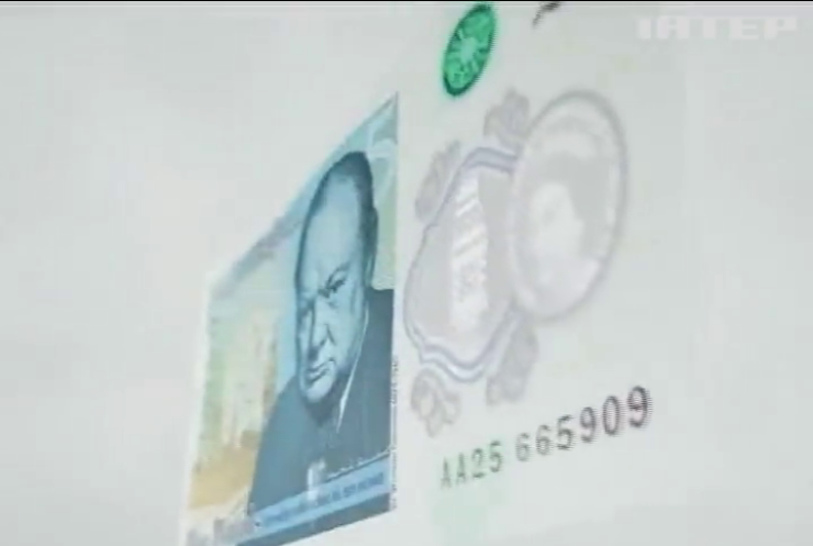 Велика Британія випустила пластикову банкноту